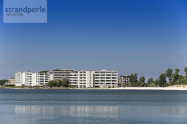 Blick über Binnensee auf Hotelanlage  Heiligenhafen  Schleswig-Holstein  Deutschland  Europa