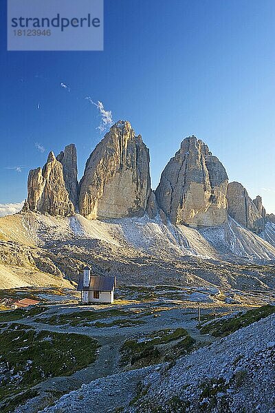 Kapelle der Dreizinnenhütte vor Nordwänden der Drei Zinnen  Sextener Dolomiten  Trentino-Südtirol  Italien  Europa