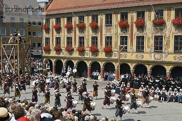 Einzug Wallensteins 1630 vor Steuerhaus am Marktplatz  sommer  historische Woche  Memmingen  Allgäu  Schwaben  Bayern  Deutschland  Europa