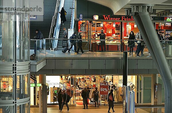 Geschäfte  Hauptbahnhof  Mitte  Berlin  Deutschland  Europa