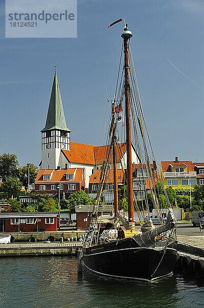 Segelschiff im Hafen  Kirche St. Nicolai  Ronne  Bornholm  Dänemark  Europa