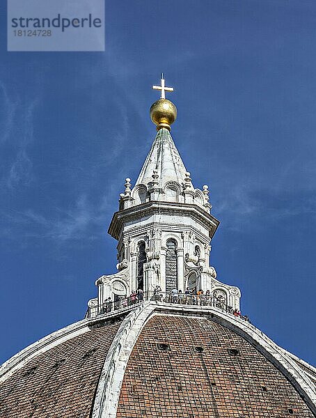 Touristen beobachten Florenz von den Dächern des Florentiner Doms in der Toskana  Florenz  Italien  Europa