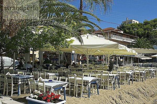 Straßencafé in Neos Marmaras  Sithonia  Chalkidiki  Chalkidiki  Griechenland  Europa