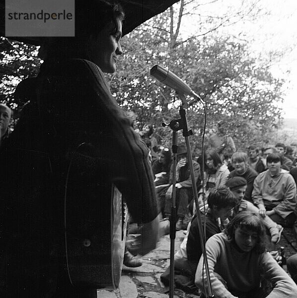 Hier das 3. Festival für Chanson und Folklore am 26. 5. 1966 an der Burg Waldeck. Hedy West. Burg Waldeck: Die Burg-Waldeck. -Festivals (1964-69) waren immer Treffpunkte der Alternativen  Deutschland  Europa