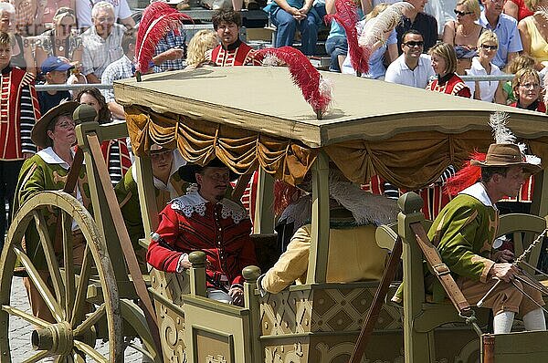 Einzug Wallensteins 1630 vor Steuerhaus am Marktplatz  sommer  historische Woche  Memmingen  Allgäu  Schwaben  Bayern  Deutschland  Europa