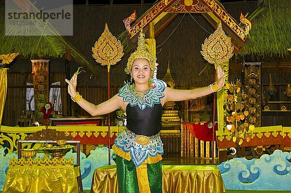 Tanz-Show in Phuket-Town  Insel Phuket  Thailand  Asien