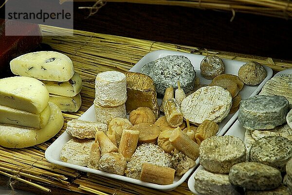 Verschiedenen Sorten Käse in Geschäft  Paris  Frankreich  Europa