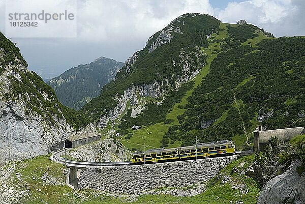 Wendelstein (1838 m)  Zahnradbahn zum Gipfel  Wendelsteinmassiv  Juli  Mangfallgebirge  Bayerische Voralpen  Bayern  Deutschland  Europa