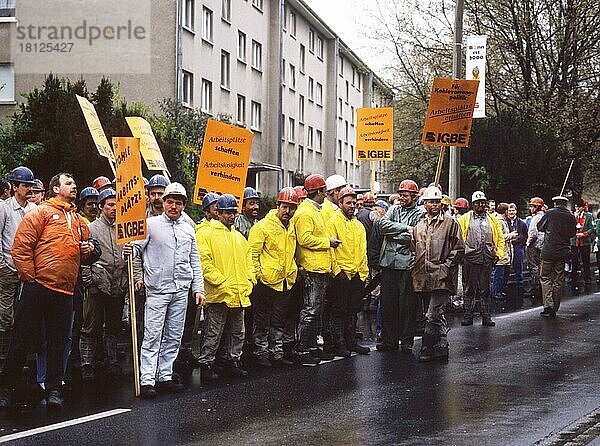 Bonn. Bergarbeiter des Ruhrgebietes protestieren um die Erhaltung der Arbeitsplätze im Revier am 19. 4. 1989 um das Minsterium für Wirtschaft