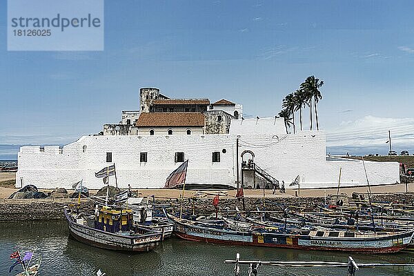 Fischerboote  Elmina Castle  St. Georgs Castle  Festung  Sklavenburg  Elmina  Goldküste  Golf von Guinea  Ghana  Afrika