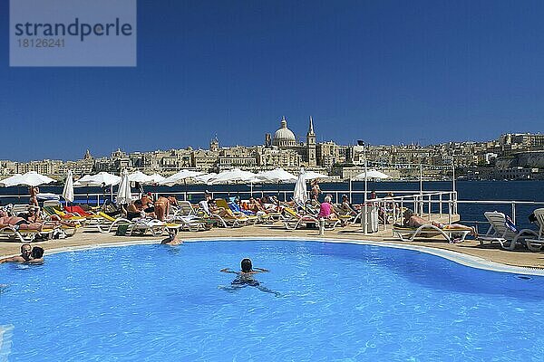 Blick von einem Hotelpool in Sliema auf Valletta  Malta  Europa