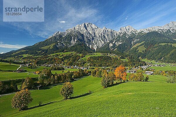 Der Ort Leogang vor den Leoganger Steinbergen im Pinzgau  Salzburger Land  Österreich  Europa