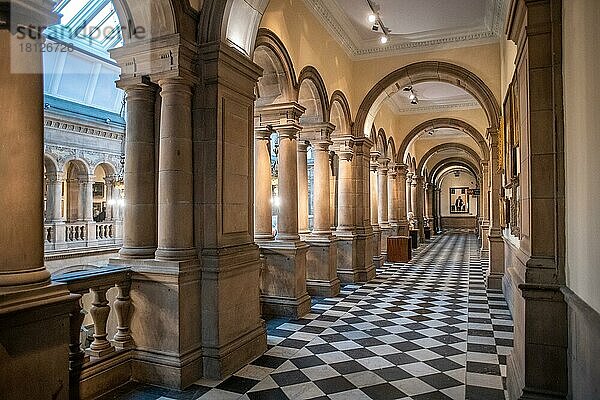 Blick in einen Korridor des Kelvingrove Museums in Glasgow  Schottland  Großbritannien  Europa