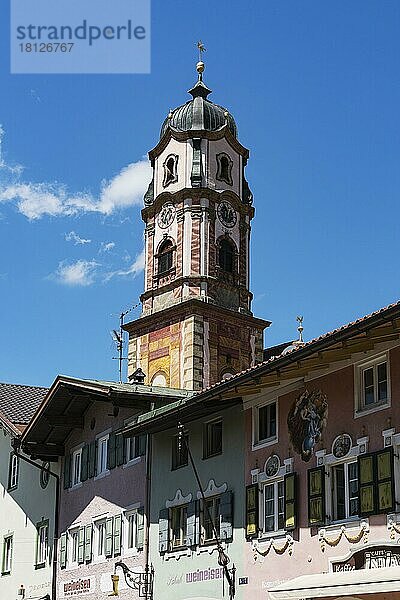 Glockenturm der Pfarrkirche St. Peter und Paul mit Lüftlmalerei  Mittenwald  Werdenfelser Land  Oberbayern  Bayern  Deutschland  Europa