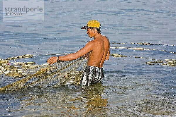 Fischer holt Fischernetz ein  Insel Phu Quoc  Vietnam  Asien