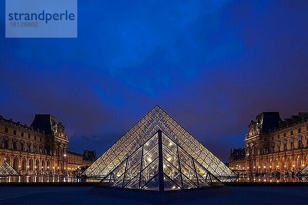 Louvre  Paris  Blaue Stunde  Frankreich  Europa