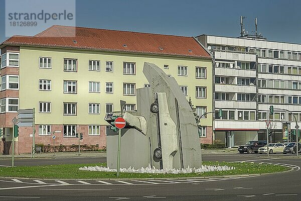 Wolf Vostell  Skulptur 2 Beton Cadillacs in Form der nackten Maja  Rathenauplatz  Halensee  Berlin  Deutschland  Europa