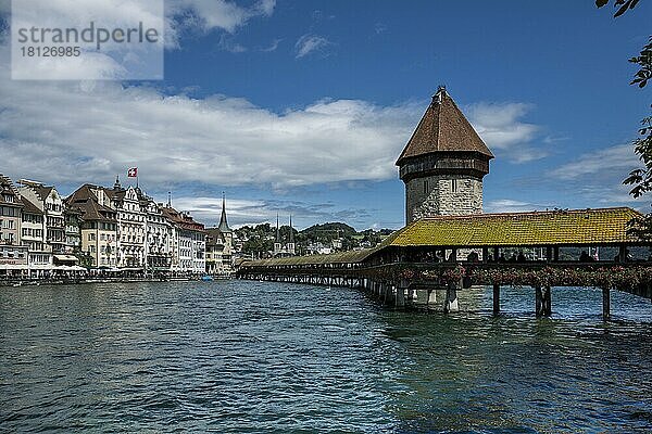 Kapellbrücke über die Reuss und Wasserturm  Luzern  Schweiz  Europa