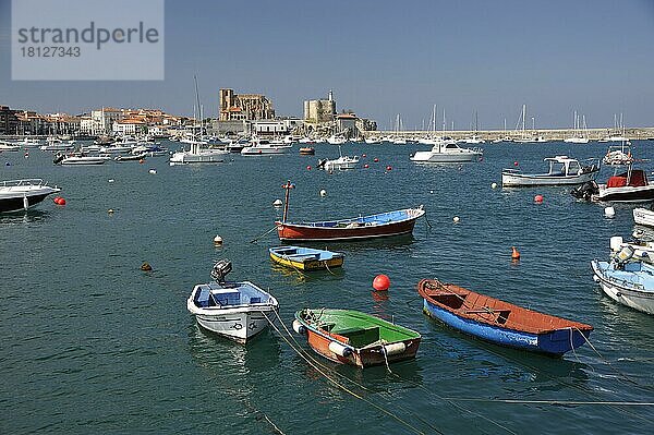 Hafen  Castro-Urdiales  Kantabrien  Spanien  Europa