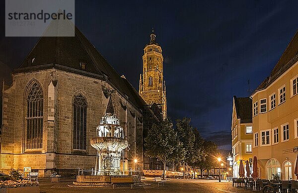St. Georgs Kirche  Daniel mit Marktbrunnen bei Dämmerung  Nördlingen  Schwaben  Bayern  Deutschland  Europa