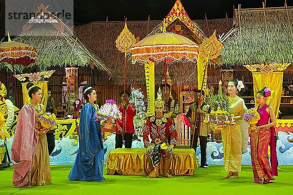 Tanz-Show in Phuket-Town  Insel Phuket  Thailand  Asien