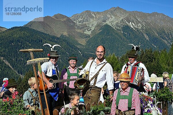 Festzug  Almfest  Almabtrieb  Almbauern  in Tracht  Pustertal  Meransen  Mühlbach  Südtirol  Italien  Europa