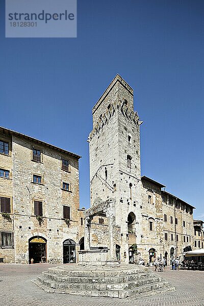 SAN GIMIGNANO  AUGUST 17  Touristen auf dem Stadtplatz von San Gimignano am 17. August 2012. San Gimignano ist eine kleine ummauerte mittelalterliche Hügelstadt in der Toskana  Italien  Europa