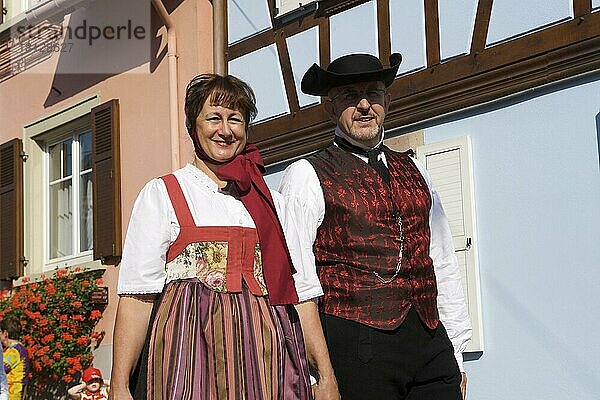 Trachtler beim Sauerkrautfest in Krautergersheim an der Sauerkrautstraße  Elsass  Frankreich  Europa