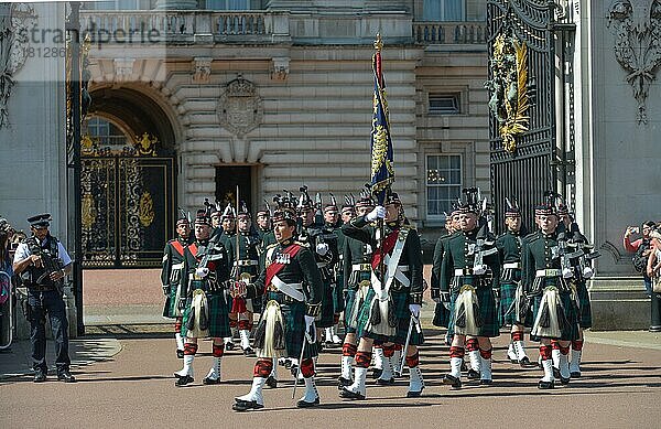Royal Regiment of Scotland  Wachablösung  Buckingham Palace  London  England  Großbritannien  Europa