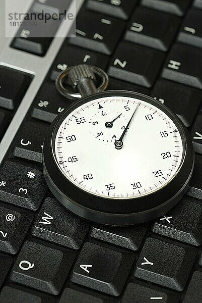 Stoppuhr auf Computertastatur  Arbeitszeitkontrolle  Computerzeit  Zeit  Stopuhr