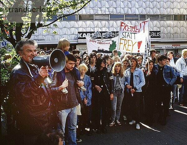 Gerhard Frey am 16. 5. 1989 in Hagen  Ruhrgebiet. Protest gegen rechtsradikale DVU und ihren Vors