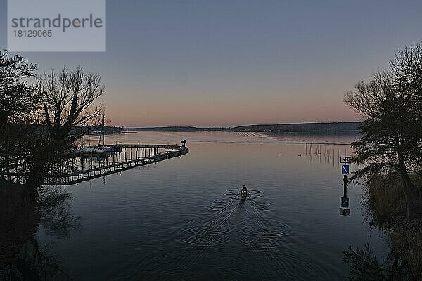 Deutschland  Berlin  02. 03. 2021  Großer Wannsee  Ruderboot  Abendrot  Europa