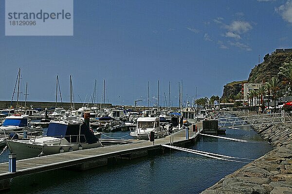 Fischerei- und Yachthafen von Calheta  Madeira  Portugal  Europa