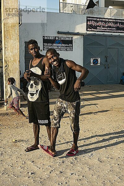 Zwei junge Männer  lachen  Mahajanga  Madagaskar  Afrika