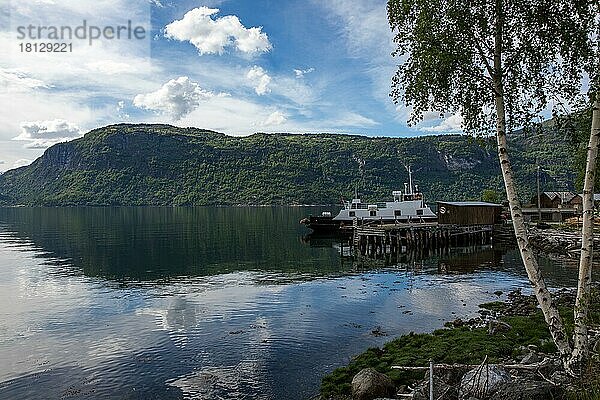 Fähre  Urnes  Lustrafjord  Sogn og Fjordane  Norwegen  Europa