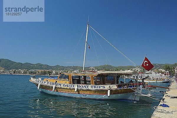 Gülletboot im Hafen von Marmaris  türkische Ägäis  türkische Ägäis  Türkei  Asien