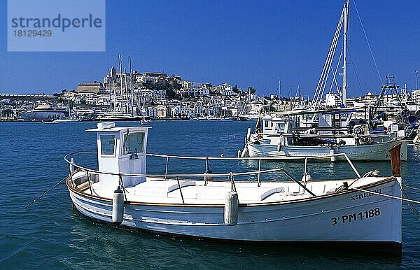 Fischerboote im Hafen von Ibiza-Stadt  Ibiza  Balearen  Spanien  Europa