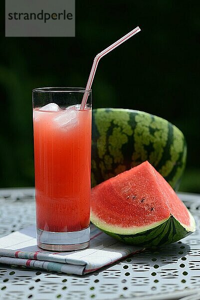 Wassermelonensaft in Glas mit Trinkhalm
