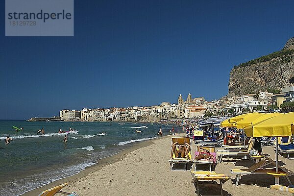 Strand und Altstadt von Cefalu  Sizilien  Italien  Europa