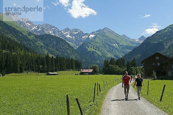 Wanderer im Stillachtal  Oberstdorf  Allgäu  Bayern  Deutschland  Europa