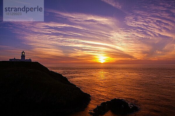 Sonnenuntergang  Strumble Head Leuchtturm  Pembrokeshire NP  Wales  UK