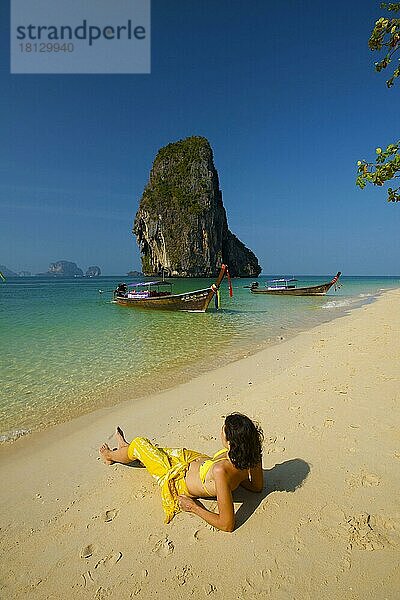 Frau entspannt sich auf einem Longtail-Boot am Strand von Laem Phra Nang  Krabi  Thailand  Asien