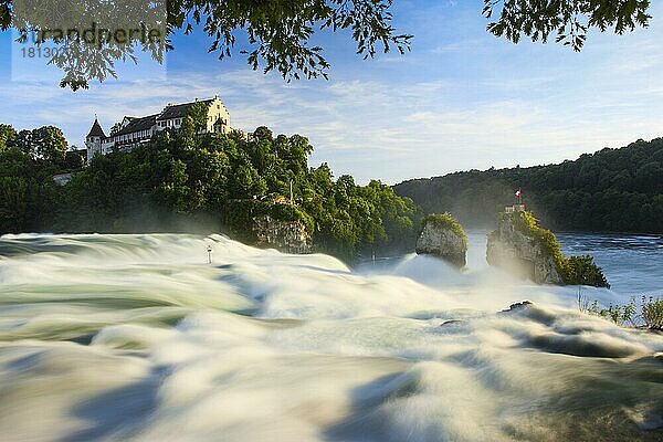 Rheinfall mit Schloss Laufen  Schweiz  Europa