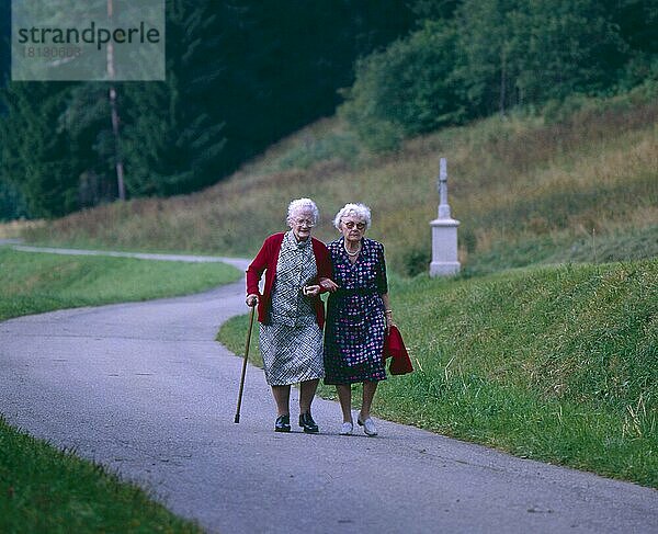 Zwei alte Frauen beim Spaziergang