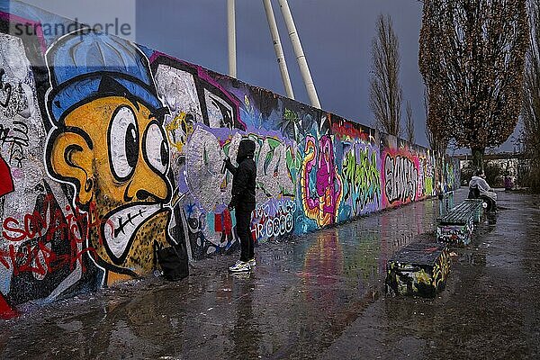 Deutschland  Berlin  02. 01. 2022  Sonntagnachmittag im Mauerpark  Graffitimauer  Sprayer  Regentag  Europa