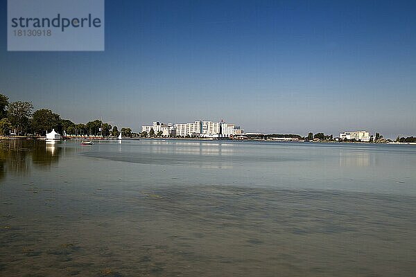 Blick über Binnensee auf Ferienpark Heiligenhafen  Schleswig-Holstein  Deutschland  Europa