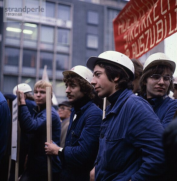 Ruhrgebiet. Jugend demonstriert für bessere Ausbildung. 80er Jahre
