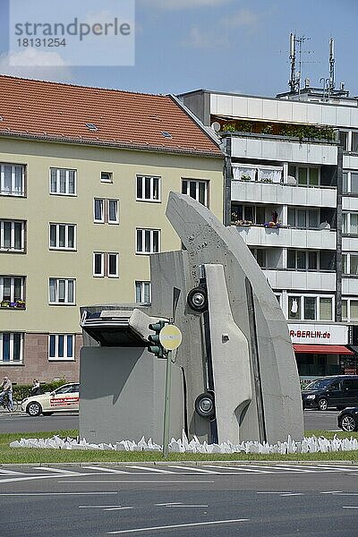 Kunst  Wolf Vostell Zwei Beton-Cadillacs in Form der nackten Maja  Rathenauplatz  Halensee  Wilmersdorf  Berlin  Deutschland  Europa