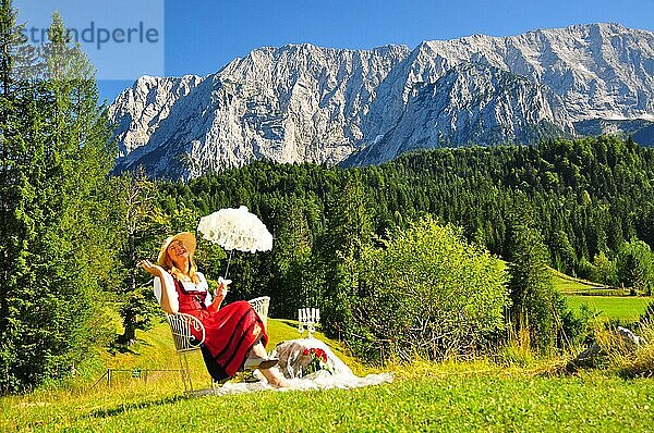 Alpenidyll  Frau  Tracht  Sonnenschirm  Sommer  Bergrücken  Karwendel  Bayern