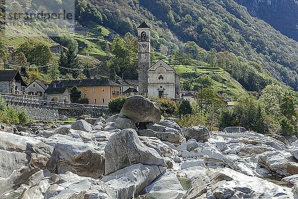 Fluss Verzasca  Valle Verzasca  Lavertezzo  Tessin  Ticino  Schweiz  Europa